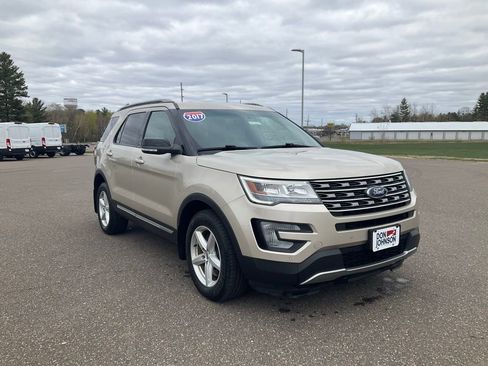 Used 2017 Ford Explorer XLT w/ Equipment Group 202A AWD/4WD image 4