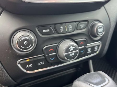 Used 2021 Jeep Cherokee Trailhawk AWD/4WD image 39