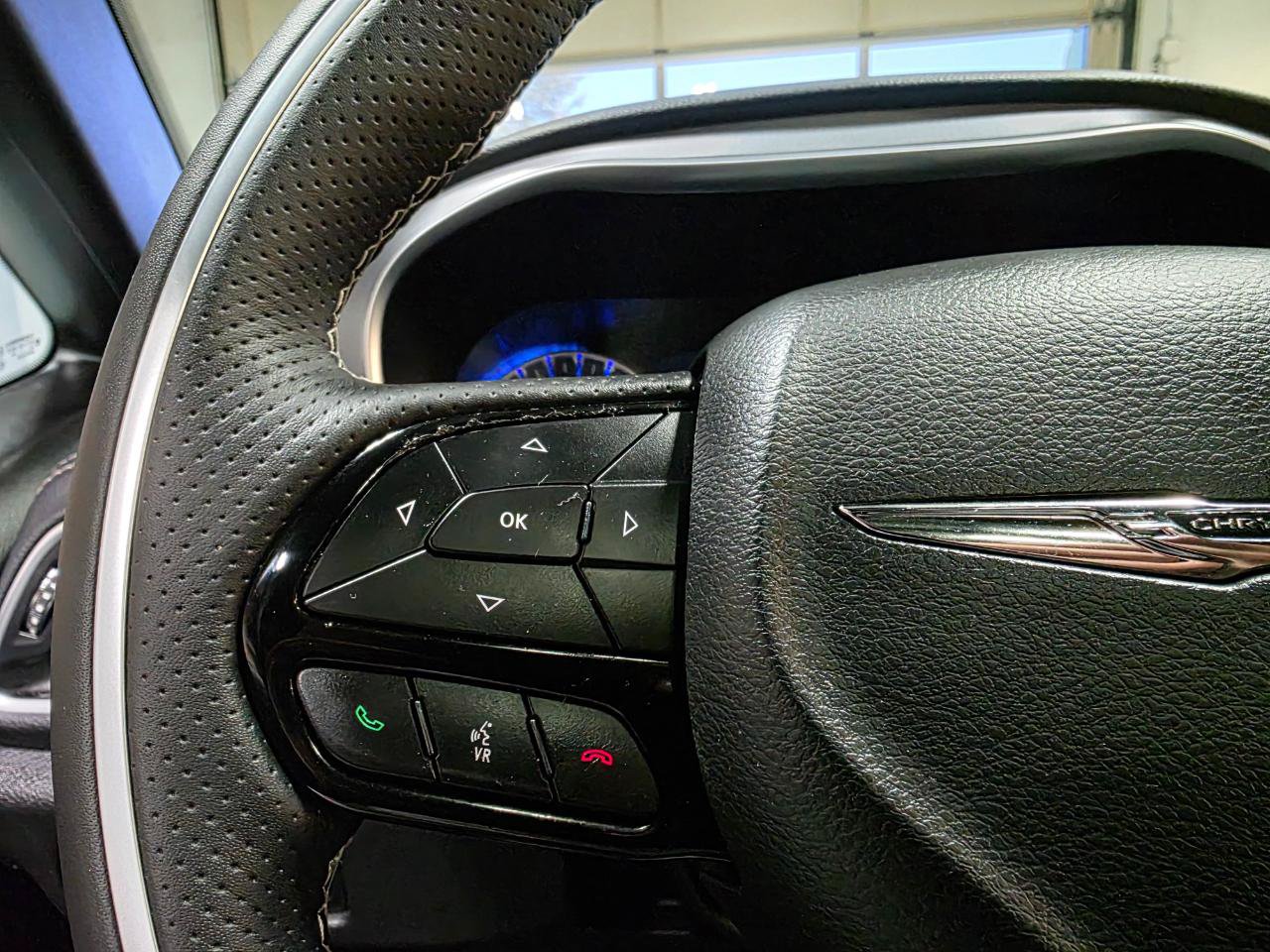Used 2019 Chrysler Pacifica Limited w/ Advanced Safetytec Group FWD image 32
