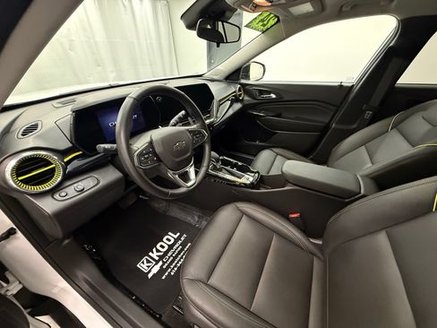 Used 2024 Chevrolet Trax ACTIV w/ Sunroof Package FWD image 11
