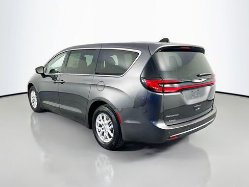 Used 2023 Chrysler Pacifica Touring-L FWD image 5