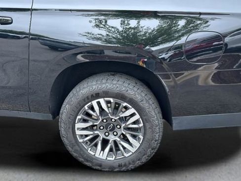 Used 2025 Chevrolet Suburban Z71 AWD/4WD image 32