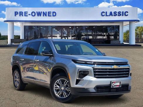Used 2025 Chevrolet Traverse LT FWD image 1