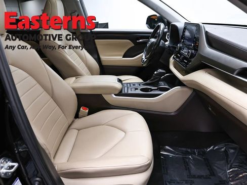 Used 2021 Toyota Highlander XLE AWD/4WD image 25