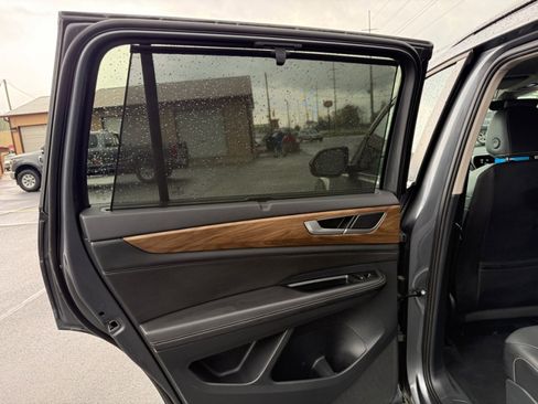 Used 2025 Volkswagen Atlas SE AWD/4WD image 24