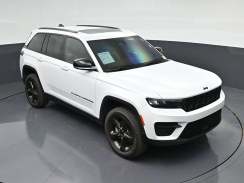 Used 2022 Jeep Grand Cherokee Altitude image 34