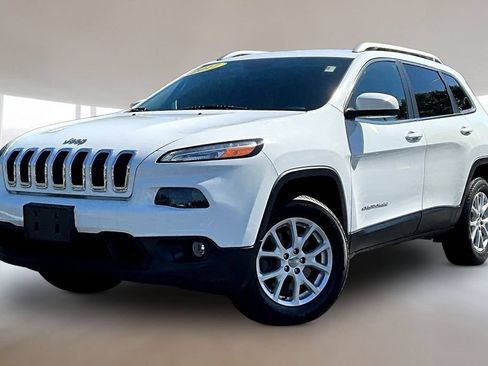 Used 2017 Jeep Cherokee Latitude AWD/4WD image 3
