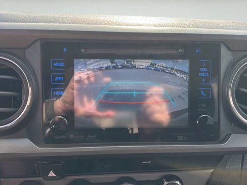 Used 2017 Toyota Tacoma TRD Sport AWD/4WD image 9