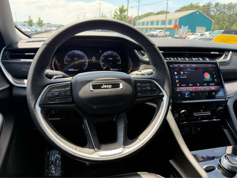 Used 2023 Jeep Grand Cherokee Limited w/ Black Appearance Package AWD/4WD image 15