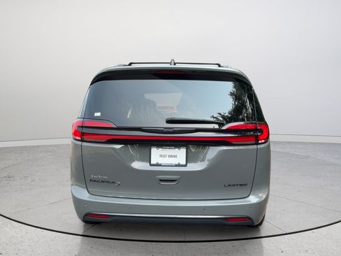 Used 2025 Chrysler Pacifica Limited FWD image 8