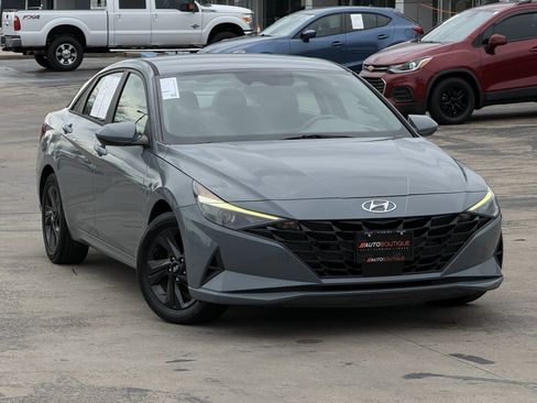 Used 2021 Hyundai Elantra SEL w/ Convenience Package image 3