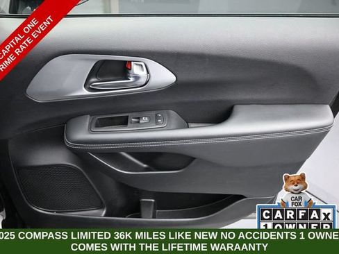 Used 2025 Chrysler Pacifica Limited FWD image 27