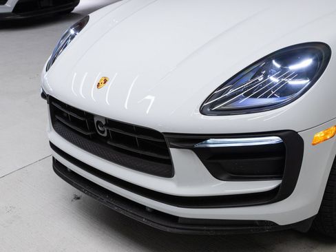 Certified 2026 Porsche Macan AWD/4WD image 32