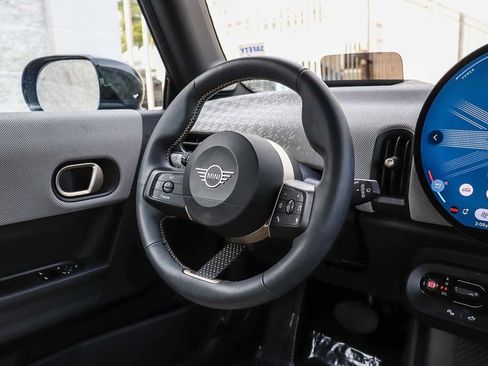 Used 2025 MINI Cooper 2-Door Hardtop FWD image 17