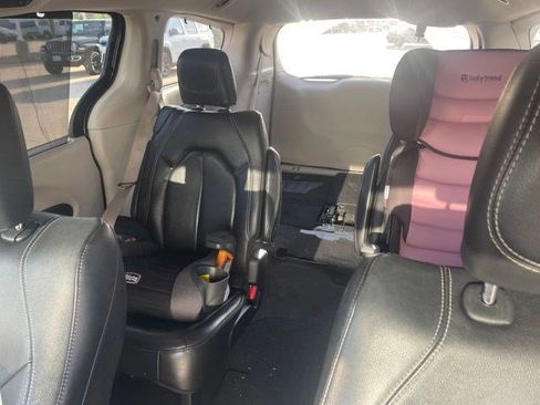 Used 2022 Chrysler Pacifica Touring-L FWD image 8
