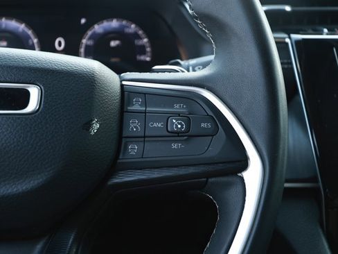 Used 2024 Jeep Grand Cherokee Laredo RWD image 14