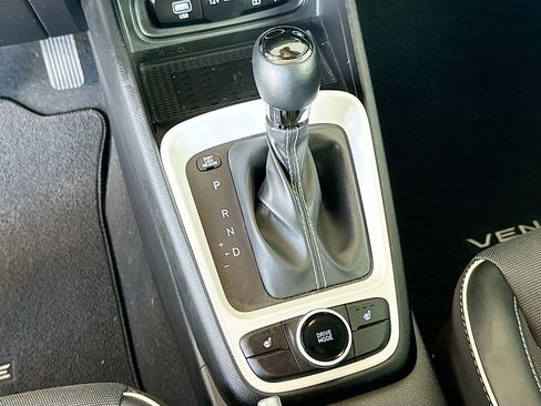 Used 2024 Hyundai Venue Limited FWD image 17