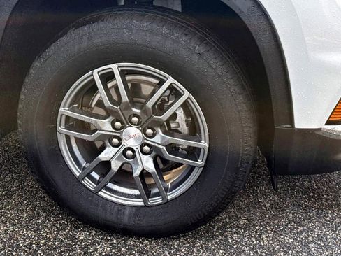 Used 2025 GMC Acadia Elevation image 7