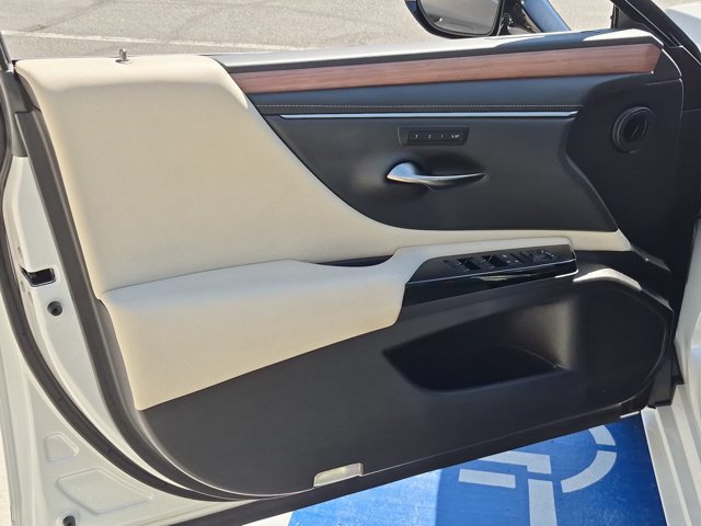 Used 2025 Lexus ES 300h w/ Premium Package FWD image 13