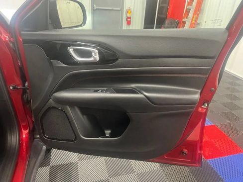Used 2025 Jeep Compass Trailhawk AWD/4WD image 12