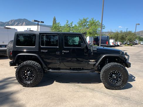 Used 2015 Jeep Wrangler Unlimited Sahara w/ Connectivity Group AWD/4WD image 6