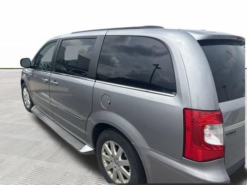 Used 2014 Chrysler Town & Country Touring FWD image 4