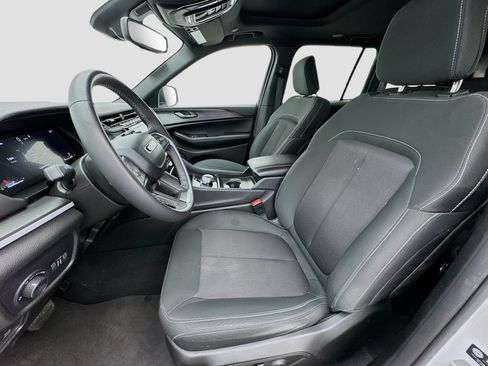 Used 2024 Jeep Grand Cherokee Laredo X RWD image 13