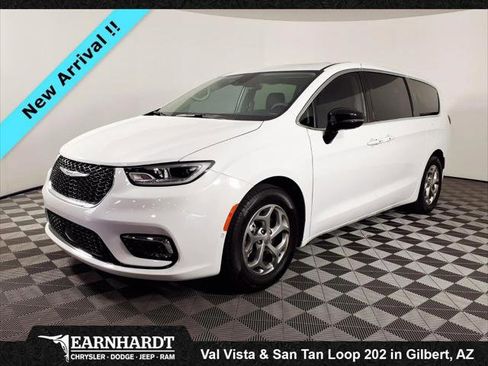 Certified 2024 Chrysler Pacifica Limited FWD image 1
