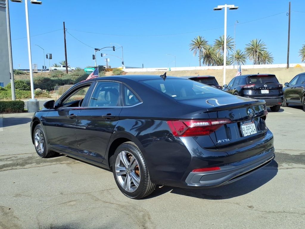 Used 2024 Volkswagen Jetta SE FWD image 6