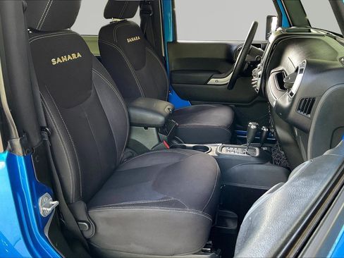 Used 2015 Jeep Wrangler Sahara w/ Connectivity Group AWD/4WD image 28