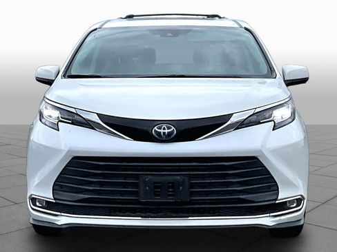 Used 2022 Toyota Sienna XLE w/ XLE Plus Package FWD image 3