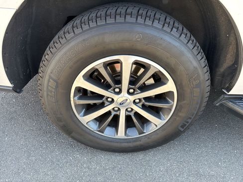 Used 2018 Ford Expedition XLT w/ Equipment Group 201A AWD/4WD image 20