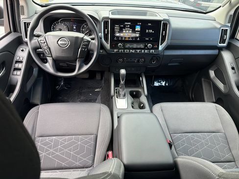 Used 2025 Nissan Frontier SV RWD image 12