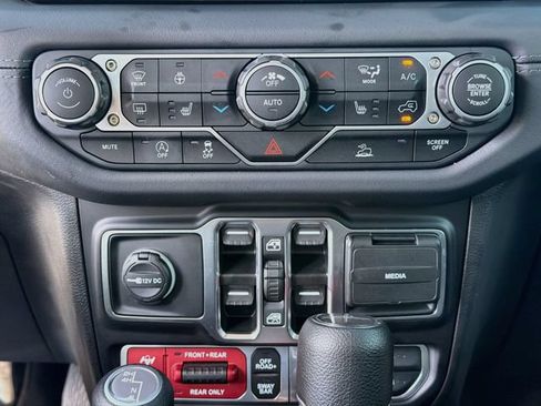 Used 2025 Jeep Gladiator Rubicon w/ Convenience Group AWD/4WD image 16