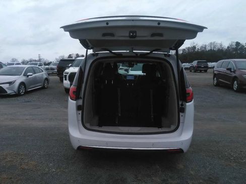 Used 2024 Chrysler Pacifica Limited FWD image 5