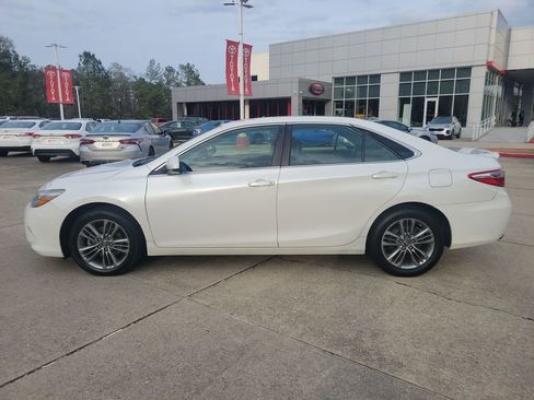 Used 2017 Toyota Camry SE image 2