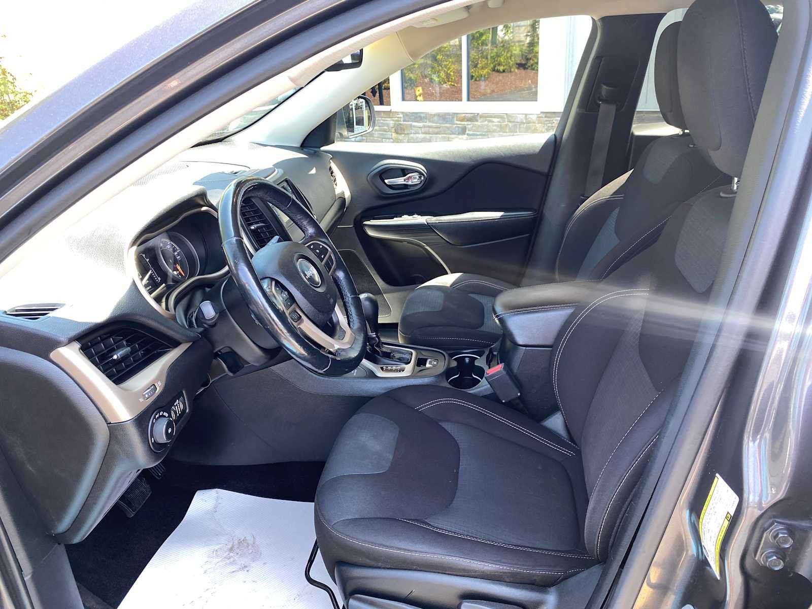 Used 2017 Jeep Cherokee Latitude w/ Cold Weather Group AWD/4WD image 7