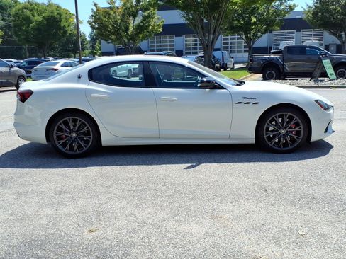 Used 2022 Maserati Ghibli Modena RWD image 7