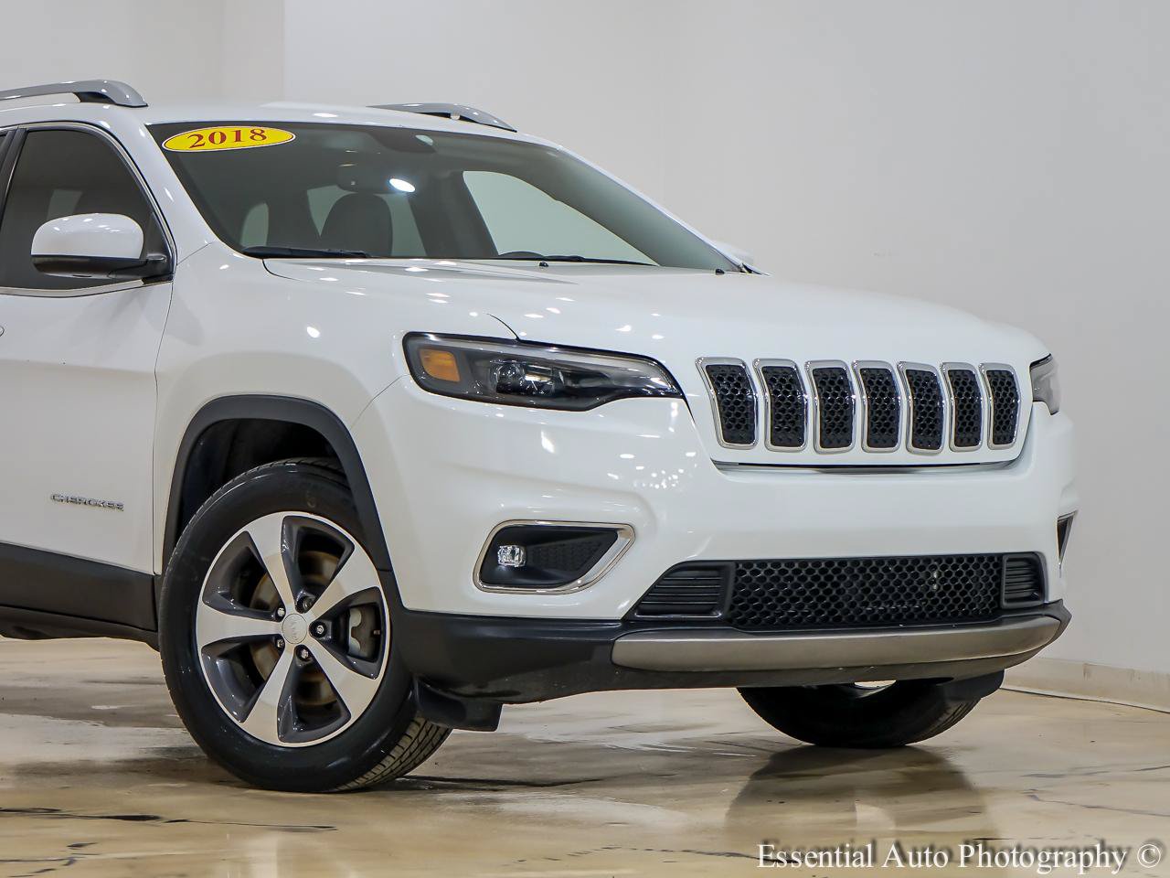 Used 2019 Jeep Cherokee Limited AWD/4WD image 2