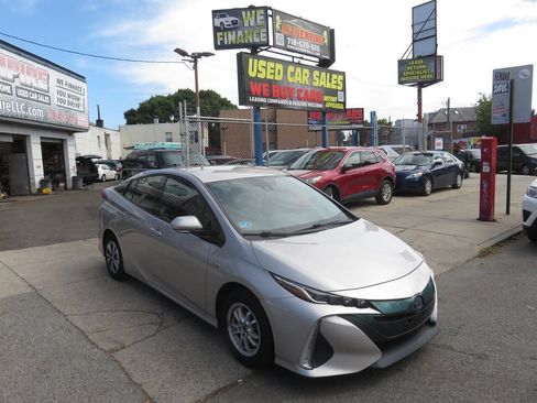 Used 2018 Toyota Prius Prime Plus w/ Carpet Mat Package FWD image 3