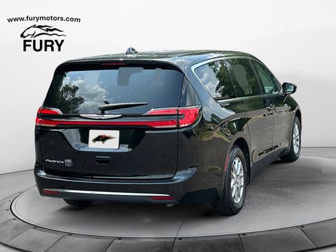 Used 2024 Chrysler Pacifica Touring-L FWD image 3