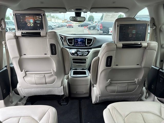 Used 2019 Chrysler Pacifica Touring-L Plus w/ Tire & Wheel Group FWD image 32