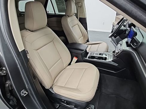 Used 2022 Ford Explorer XLT w/ Equipment Group 202A image 40