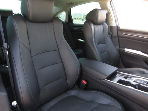 Used 2021 Honda Accord Touring image 11
