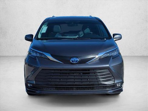 New 2025 Toyota Sienna XLE image 2