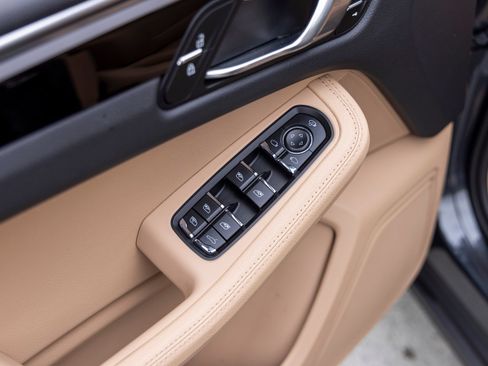 Certified 2023 Porsche Macan AWD/4WD image 27