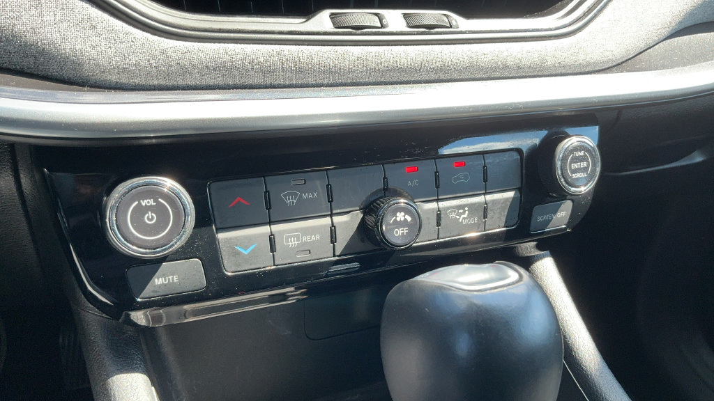 Used 2024 Jeep Compass Latitude AWD/4WD image 16