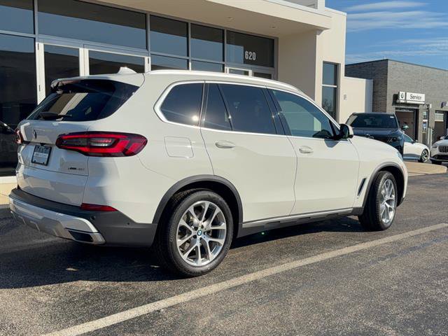 Used 2022 BMW X5 xDrive40i w/ Premium Package AWD/4WD image 3