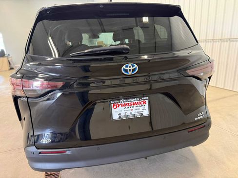 Used 2023 Toyota Sienna XLE AWD/4WD image 13