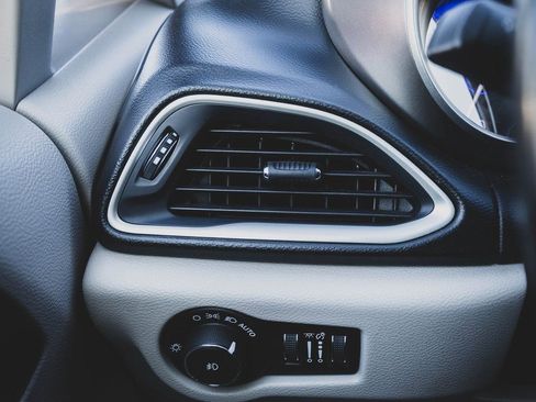 Used 2020 Chrysler Pacifica Touring-L image 12